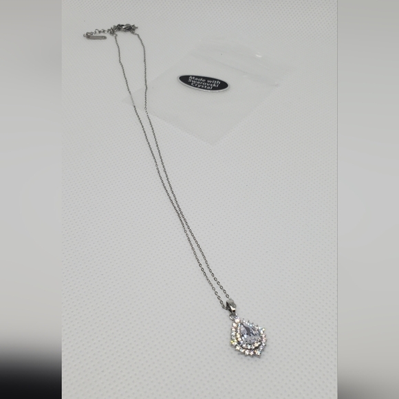 NWOT SWAROVSKI CRYSTAL Elements Necklace - Picture 3 of 3